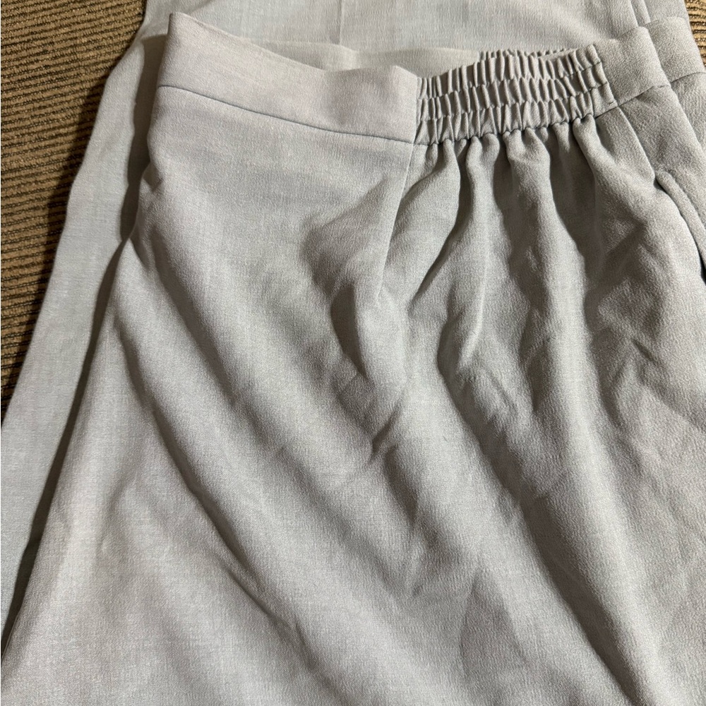 Jaclyn Smith women’s Light Gray slacks. Material is very light in weight.